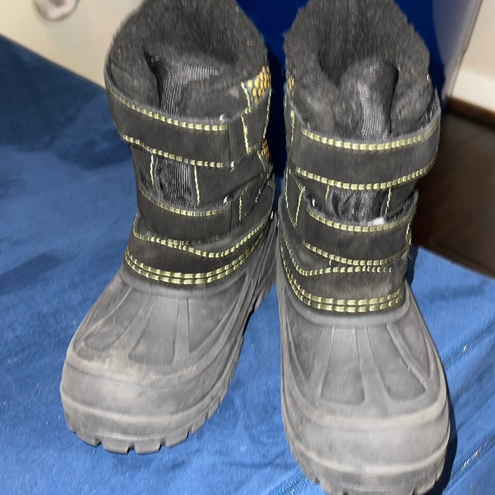 Snow boots